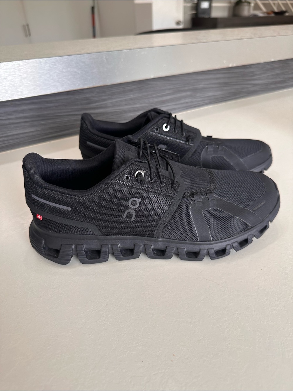 On Cloud 6 Black Eclipse Limited Edition Women’s Size 9
